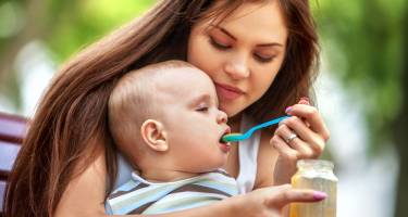 Rozszerzanie diety niemowlaka – karmionego piersią, karmionego sztucznie. Przepisy