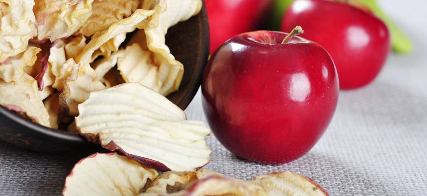 Suszone jabłka – właściwości. Jak suszyć jabłka. Przepis na chipsy jabłkowe