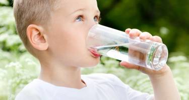 Woda źródlana czy mineralna? Woda źródlana dla niemowląt