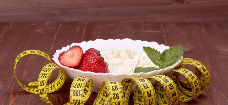 Co jeść na śniadanie, żeby schudnąć? Ile kalorii powinno mieć śniadanie?