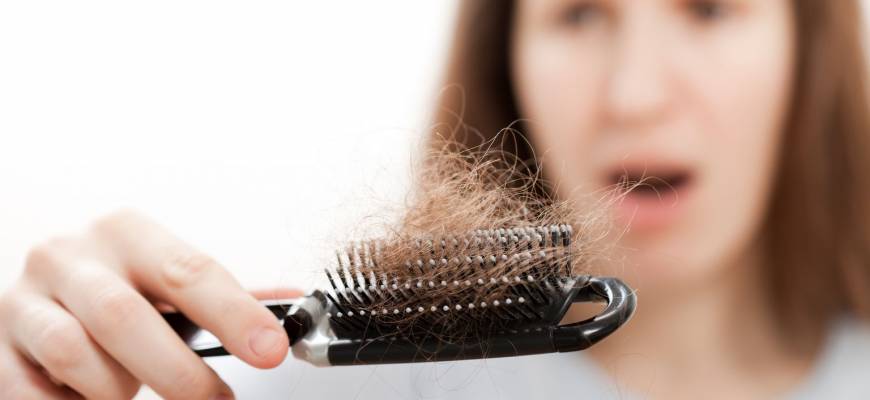 Wypadanie włosów – przyczyny i domowe sposoby. Ile dziennie wypada włosów?
