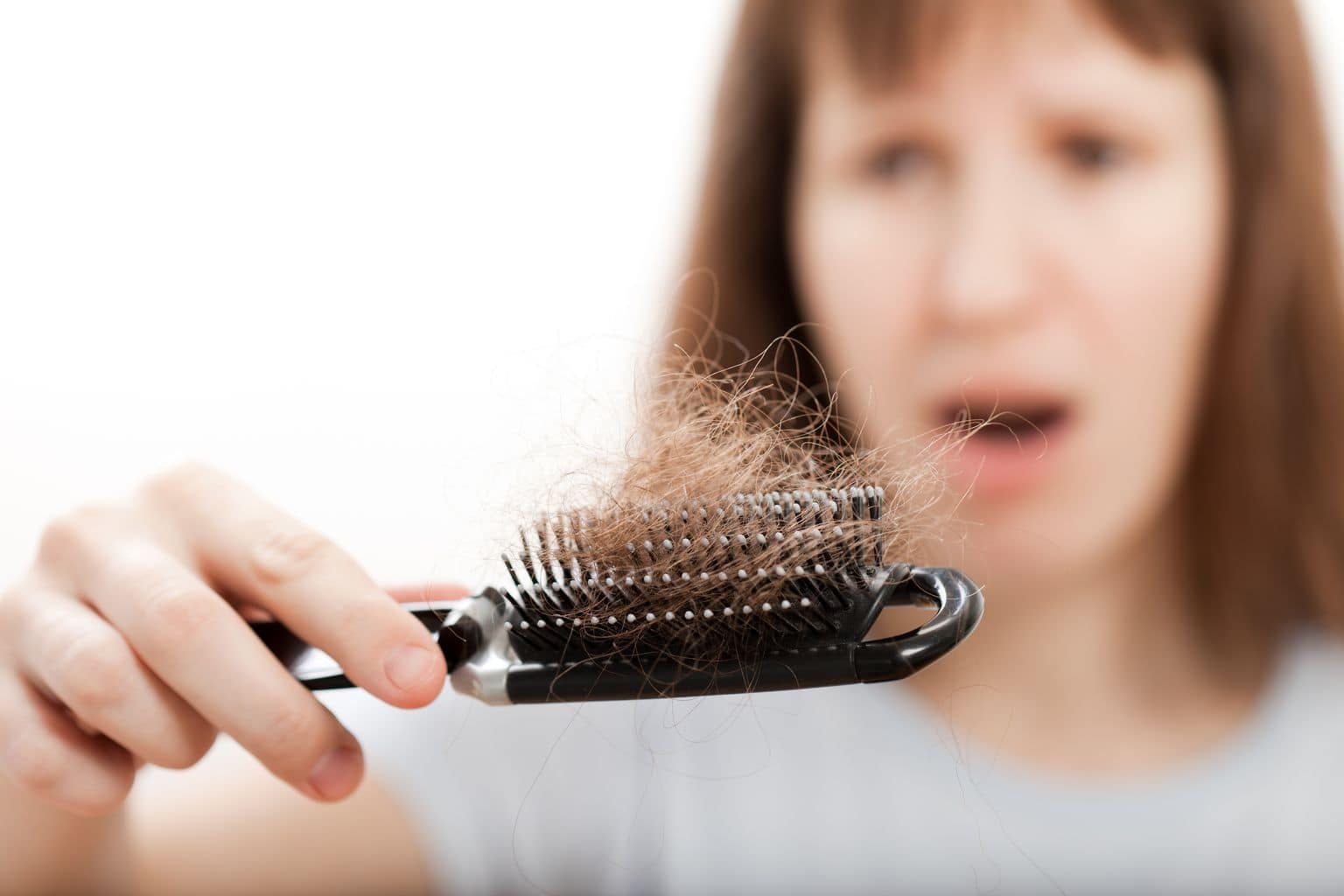 wypadanie włosów przyczyny domowe sposoby