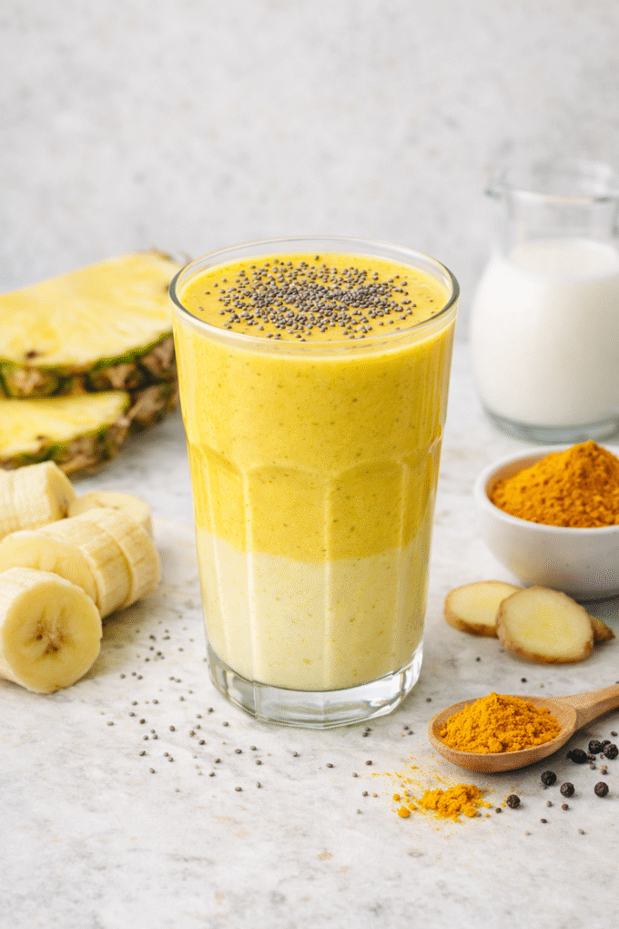 Zdrowy koktajl ananasowy z kurkumą i bananem
