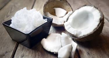 Kokos – właściwości, wiórki i płatki kokosowe. Jak otworzyć kokosa?