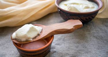 Jogurt grecki – skład, właściwości, przepisy