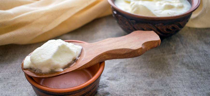 Jogurt grecki – skład, właściwości, przepisy