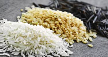Jak gotować ryż brązowy? Poznaj jego właściwości, kalorie i przepisy