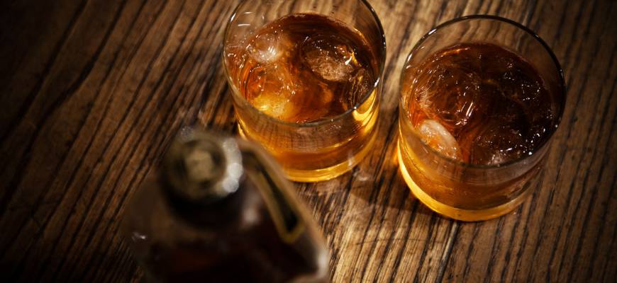 Z czego robi się whisky? Ile ma kalorii i z czym pić whisky?