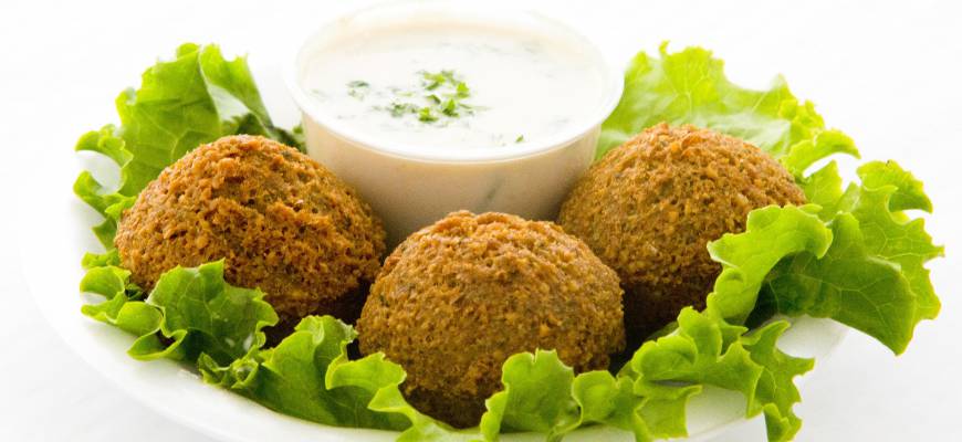 Co to jest falafel? Falafel z ciecierzycy, bobu i soczewicy