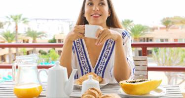 8 wskazówek, jak uniknąć zatrucia pokarmowego podczas wakacji