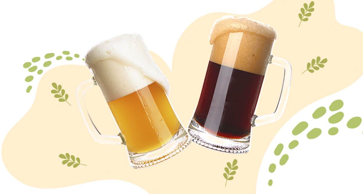 Dwa kufle piwa, jasne i ciemne, z pianką.