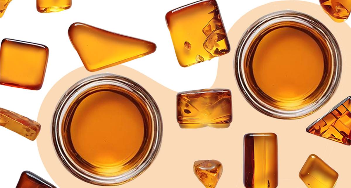 Słoik miodu i kawałki bursztynu.