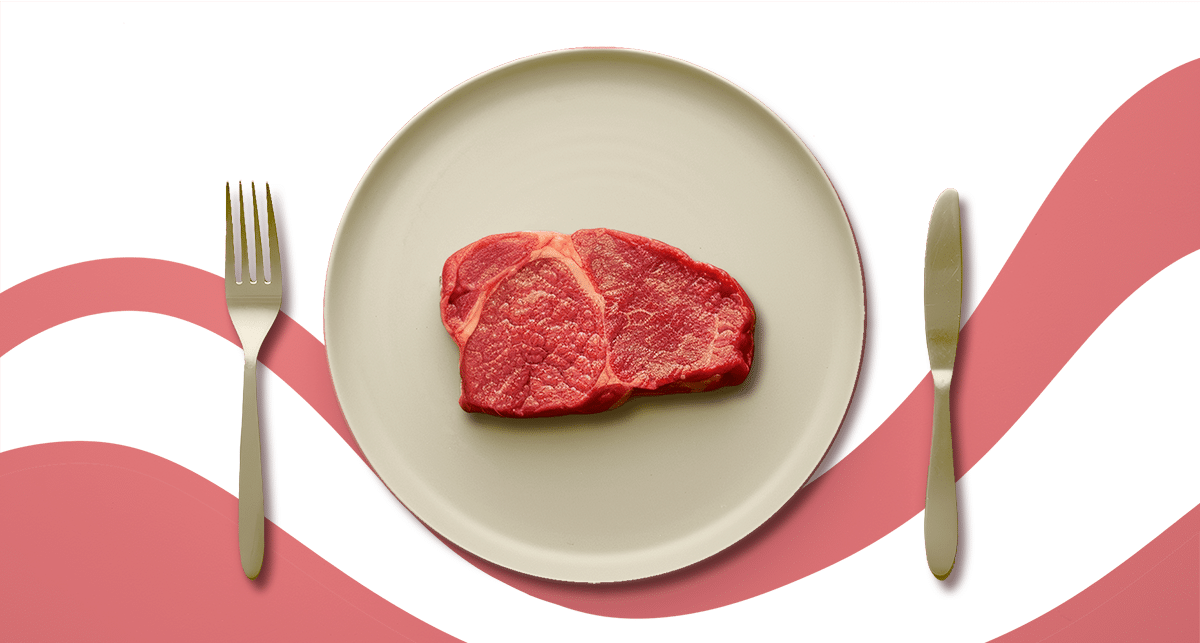 Stek na talerzu z sztućcami.