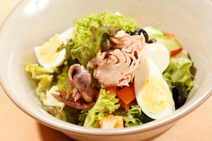 Sałatka z anchois, awokado i jajkiem